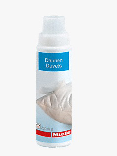Flasche Daunenbettdeckenreiniger. Auf dem Etikett steht "Daunen Duvets". Die Flasche ist weiß und hat ein blaues Etikett.