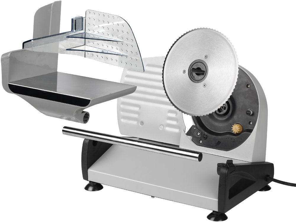Een grijze vleessnijmachine met een groot cirkelvormig mes, doorzichtige veiligheidsbescherming.