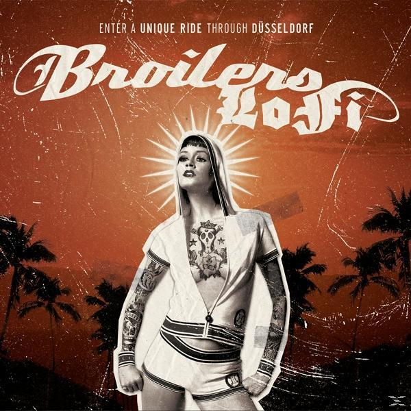 Albumcover: Broilers LoFi. Eine Frau im weißen Outfit mit Tattoos vor einem Sonnenuntergang.