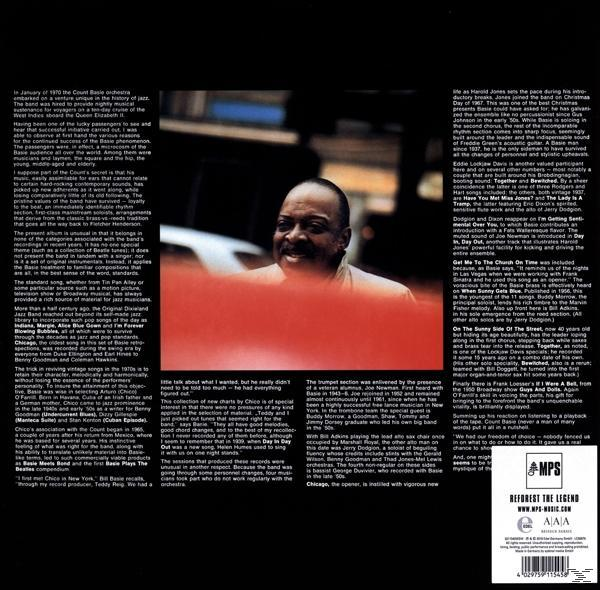 Ein Schwarz-Weiß-Bild eines Mannes im Anzug mit Text über das Count Basie Orchestra.
