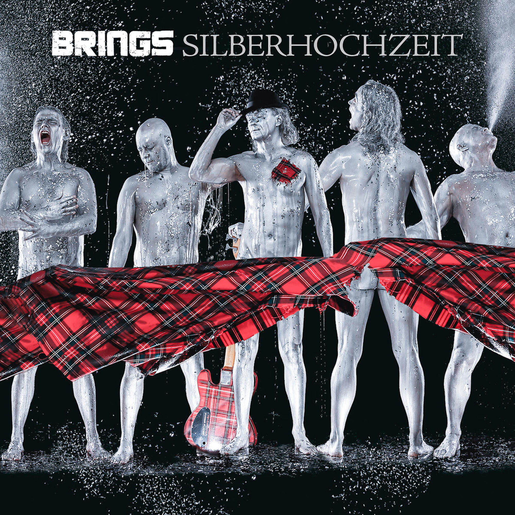 Albumcover mit silbernen Männern, rotem Tartan-Tuch und roter Gitarre. Schwarzer Hintergrund.