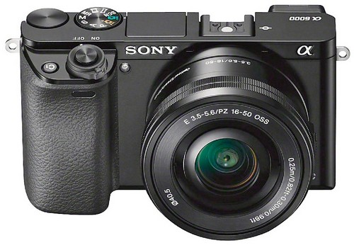 Cámara Sony negra con lente. Botones y dial visibles. Aislada sobre blanco. Enfoque claro.