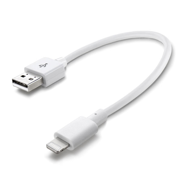 Weißes USB-zu-Lightning-Kabel auf weißem Hintergrund, beide Stecker sichtbar.