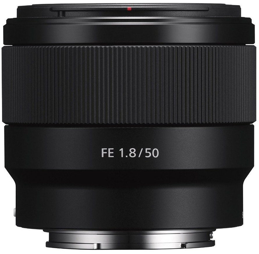 Zwarte cameralens met geribbelde scherpstelring en FE 1.8/50-opschrift.