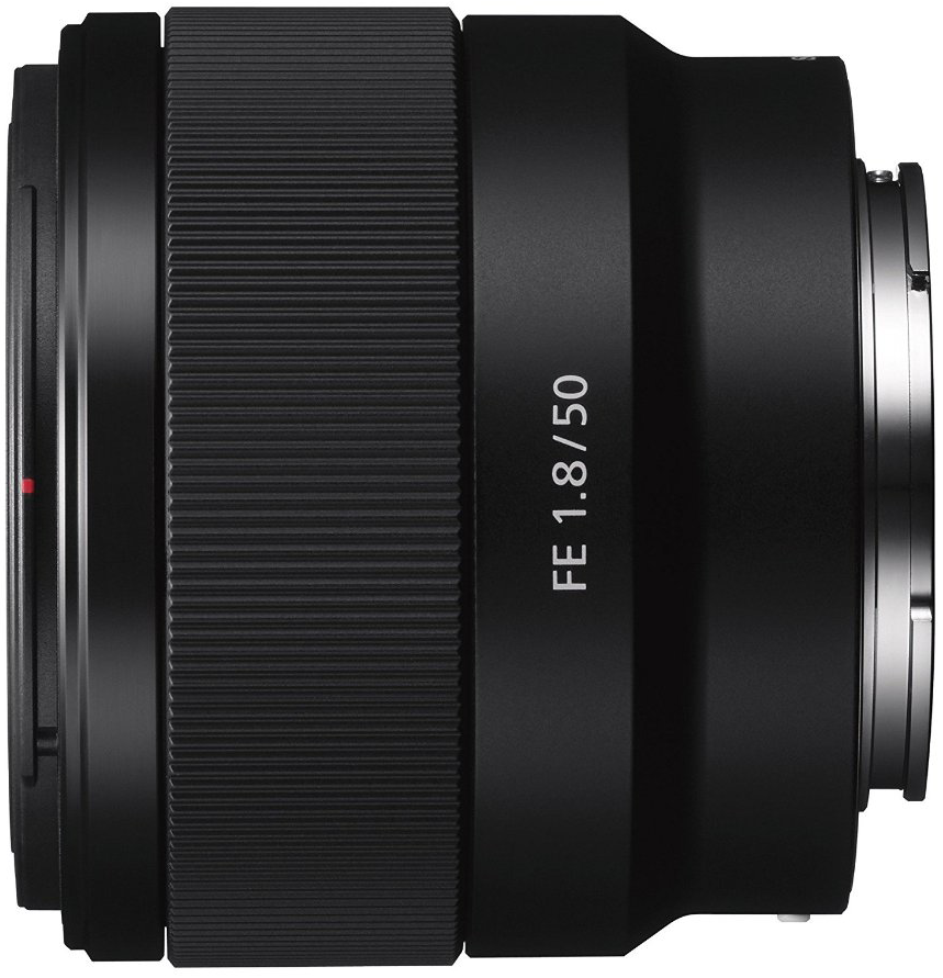 Close-up van een zwarte cameralens, met opschrift FE 1.8/50.