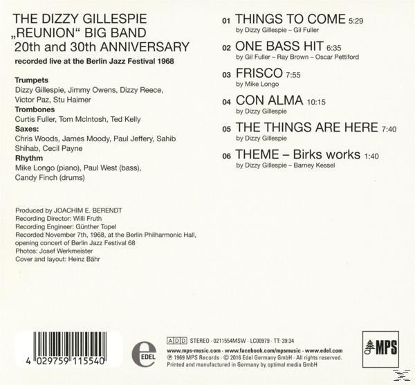 Rückseite einer CD mit Text, Credits und einer Titelliste. Weißer Hintergrund.