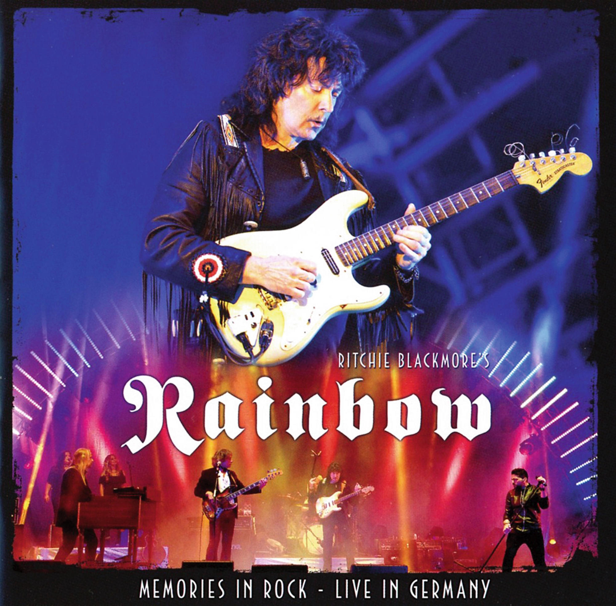 Couverture d'album. Ritchie Blackmore jouant de la guitare. Lumières de scène et un groupe. Texte : Rainbow, Memories in Rock.