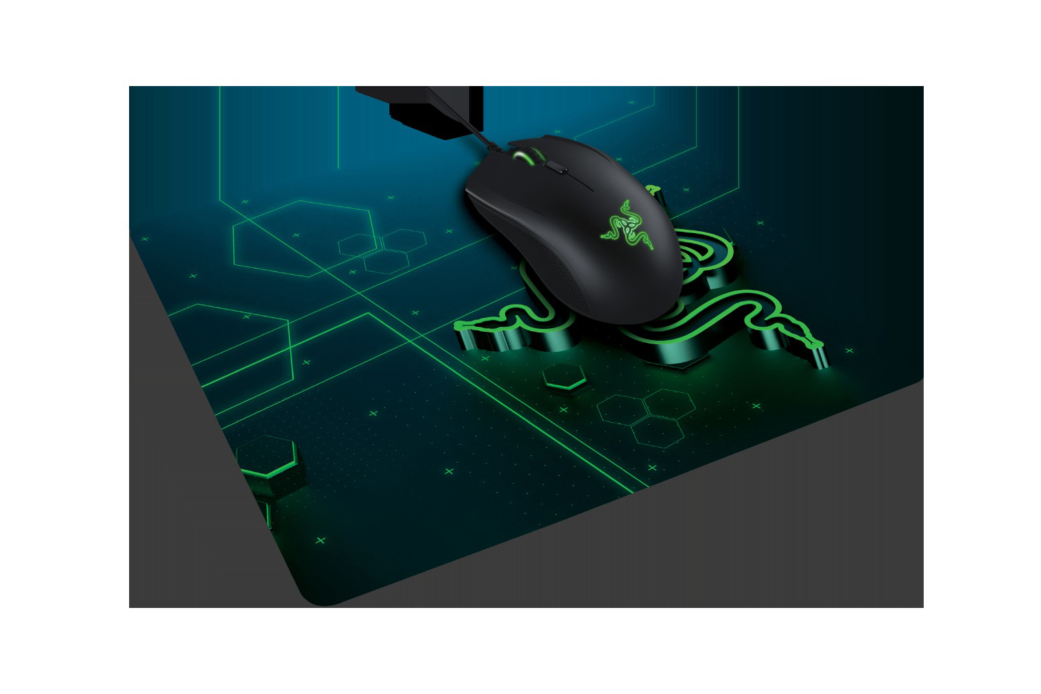 Schwarze Razer-Maus auf einem grünen Gaming-Mauspad mit Razer-Logo und geometrischem Design.