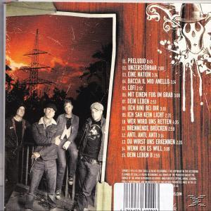CD-Rückseite mit Bandfoto. Die Band steht vor einem Holz Hintergrund mit Text.