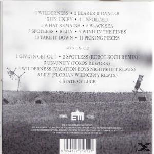 Rückseite einer CD. Das Bild zeigt Text mit nummerierten Songtiteln und abstrakter Kunst.