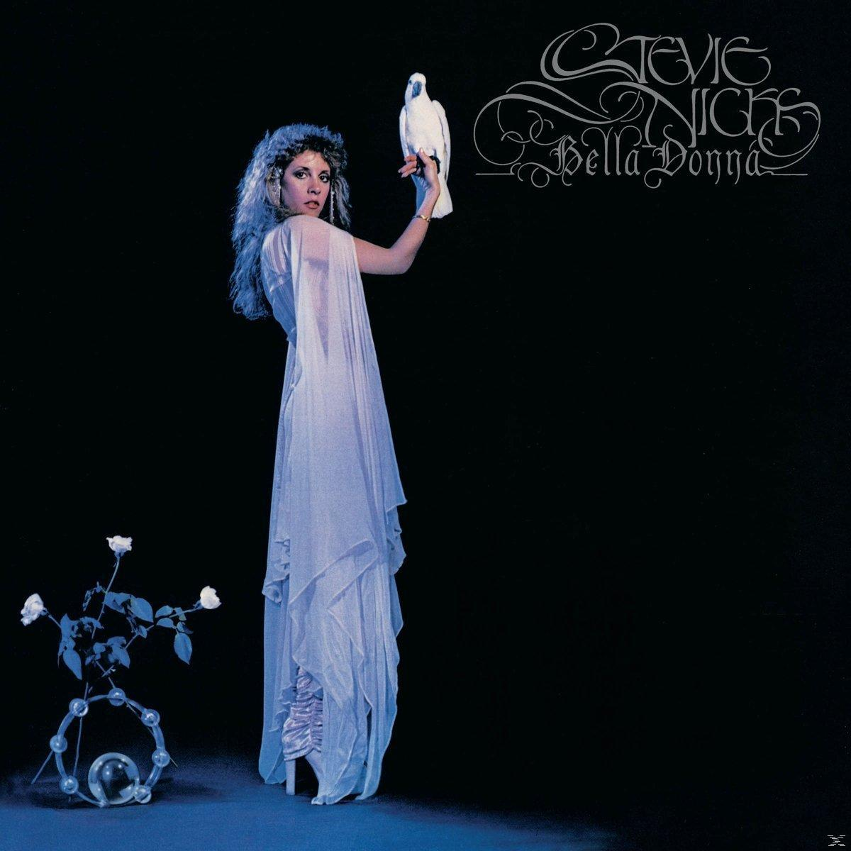 Stevie Nicks Albumcover. Sie trägt ein langes Kleid und hält eine Taube. Dunkler Hintergrund.