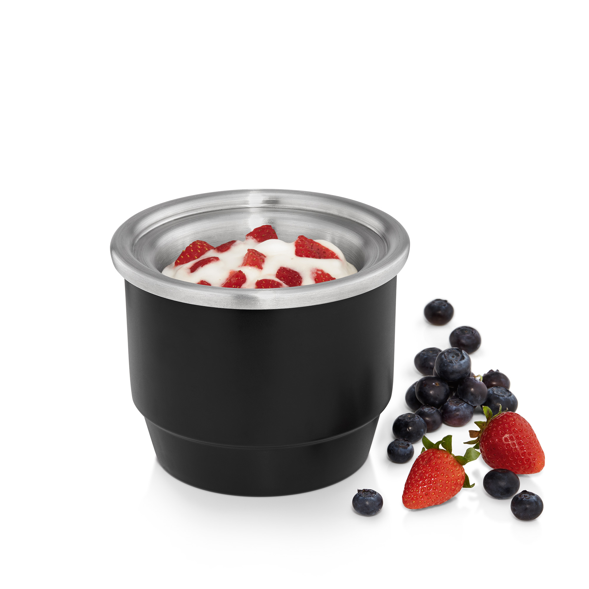 Ein schwarzer Behälter mit Joghurt und Erdbeeren. Blaubeeren sind verstreut.