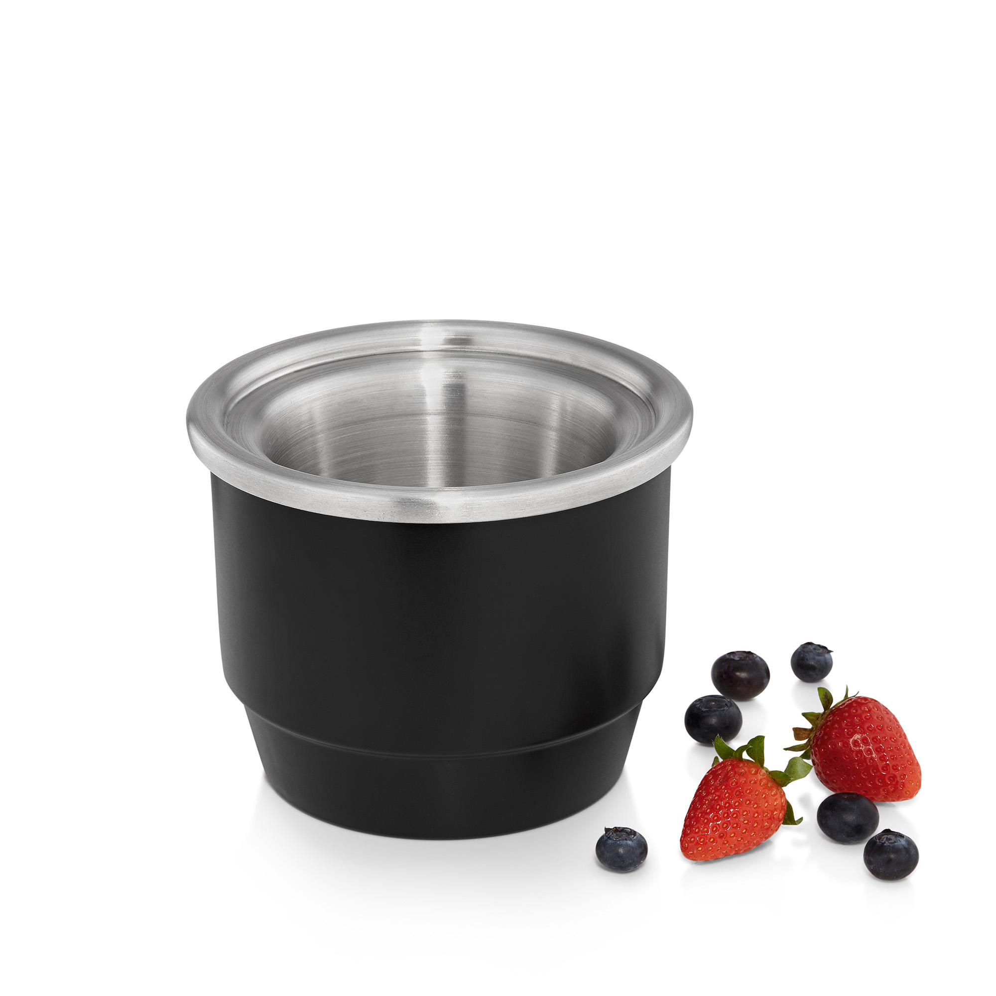Schwarzer Behälter mit silbernem Rand, Blaubeeren und Erdbeeren auf weißer Oberfläche. Isoliert.