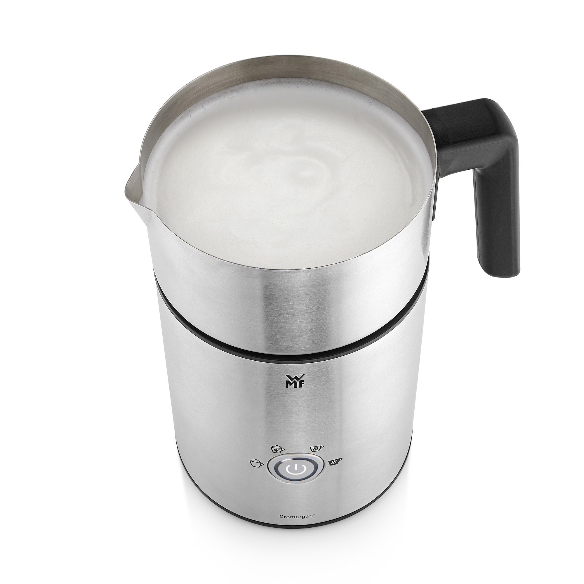 Ein silberner und schwarzer WMF Milchaufschäumer mit geschäumter Milch darin.