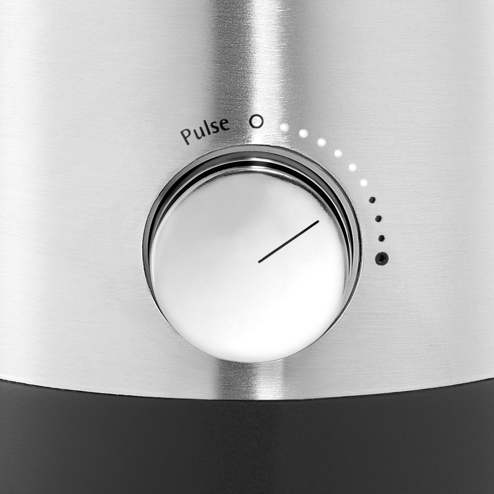 Nahaufnahme eines Drehreglers an einem Edelstahl-Mixer. Er hat einen Knopf und das Wort 'Pulse'.