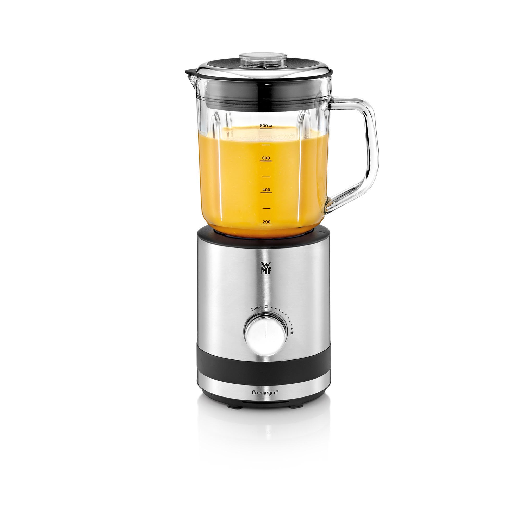 Mixer mit Glaskrug gefüllt mit orangener Flüssigkeit, auf silber-schwarzer Basis.