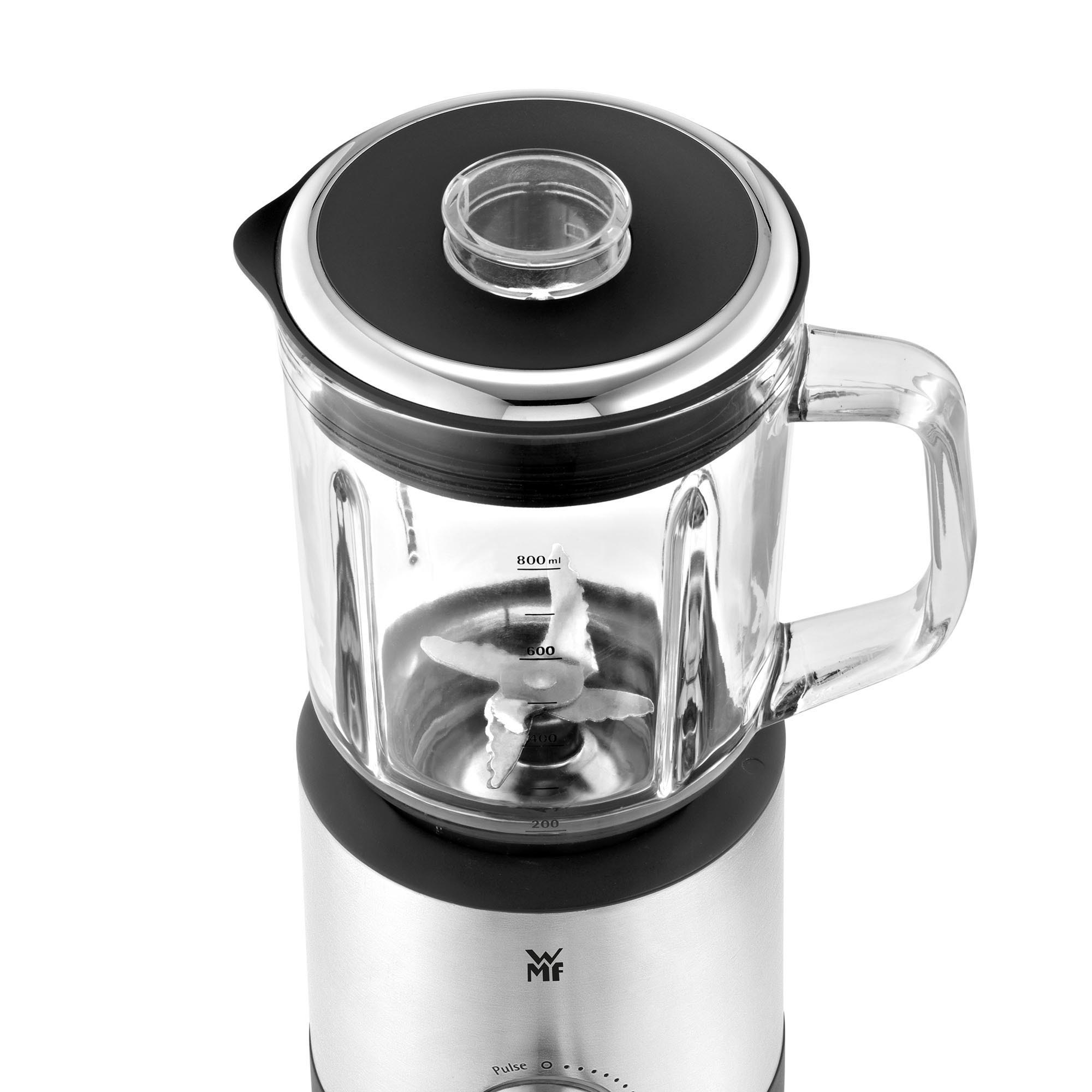 Silberner und schwarzer Mixer von oben. Glasbehälter und Klinge sichtbar.
