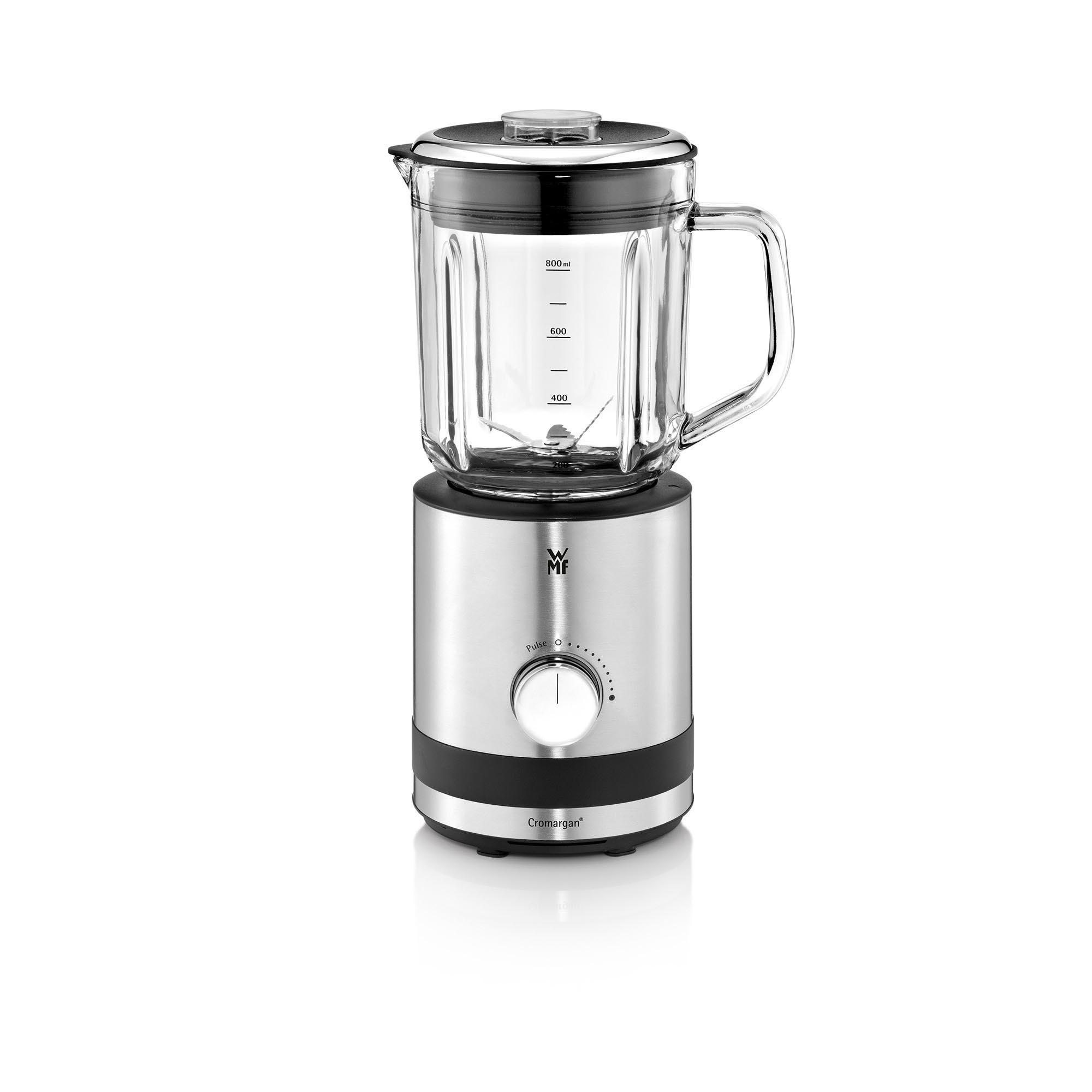 Silberner und schwarzer Mixer auf weißem Hintergrund. Glasbehälter.