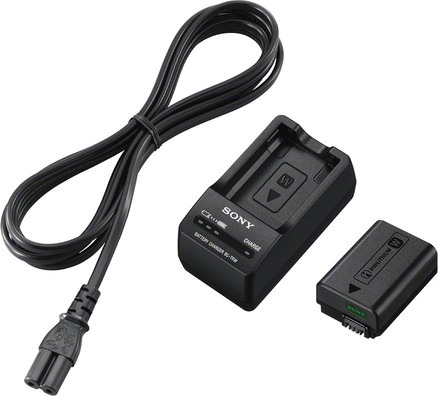 Un caricabatterie Sony con cavo di alimentazione, una base di ricarica e una batteria. Tutti gli elementi sono neri e su sfondo bianco.