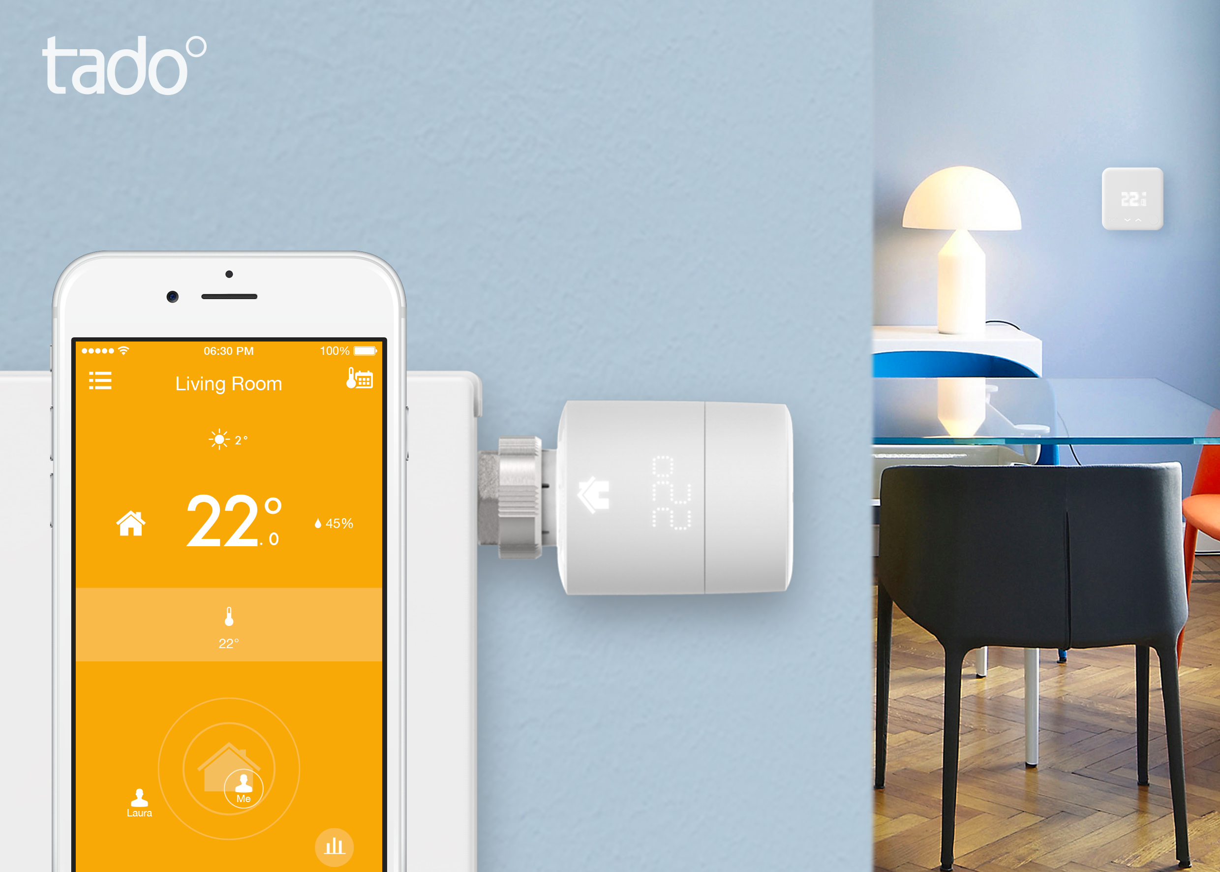 Witte slimme thermostaat op blauwe muur, smartphone met app en lamp.