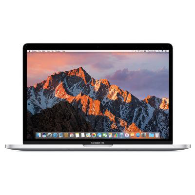Gümüş bir MacBook Pro dizüstü bilgisayar, ekranında bir dağ manzarası gösteriyor, beyaz bir arka plan üzerinde.