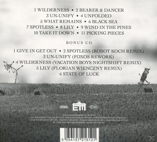 CD-Rückseite mit Titelliste, Text und einer minimalistischen Landschaftsillustration.