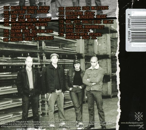 CD-Cover mit einer Band von vier Personen. Texte und der Name der Band sind ebenfalls sichtbar. Der Hintergrund ist ein Metallblech.