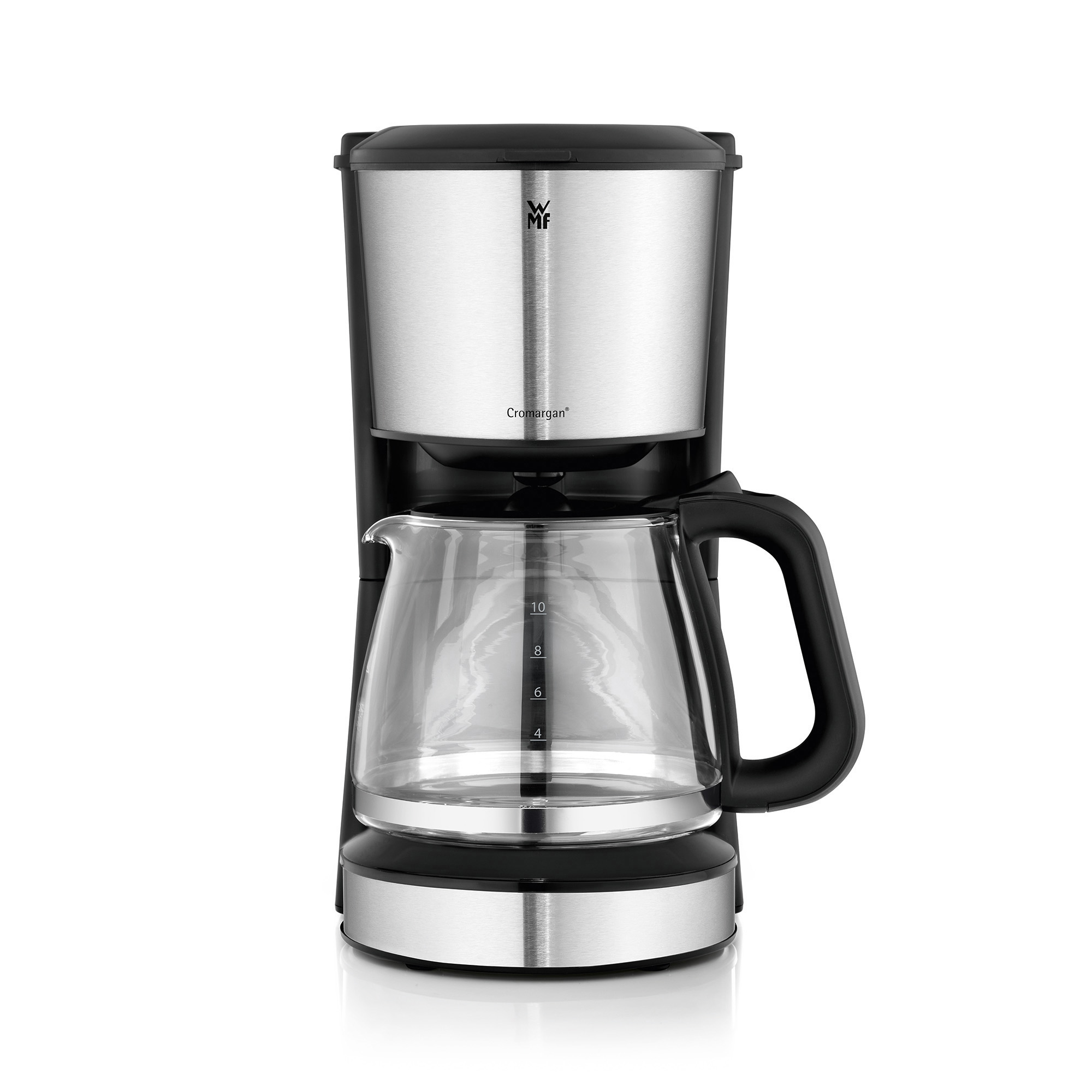 Eine silberne und schwarze Kaffeemaschine mit einer durchsichtigen Glaskaraffe und einem schwarzen Griff. Sie steht auf Weiß.