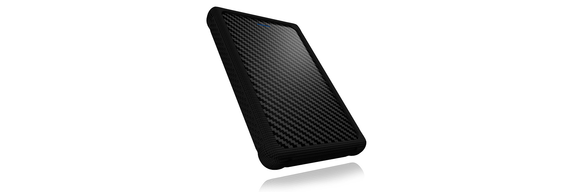 Eine schwarze Smartphone-Hülle mit Karbonfaser-Textur, leicht abgewinkelt auf einer weißen Oberfläche.