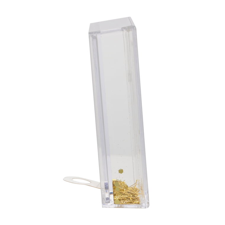 Transparenter Acrylbehälter mit goldenem Konfetti und zerrissenem Papier.