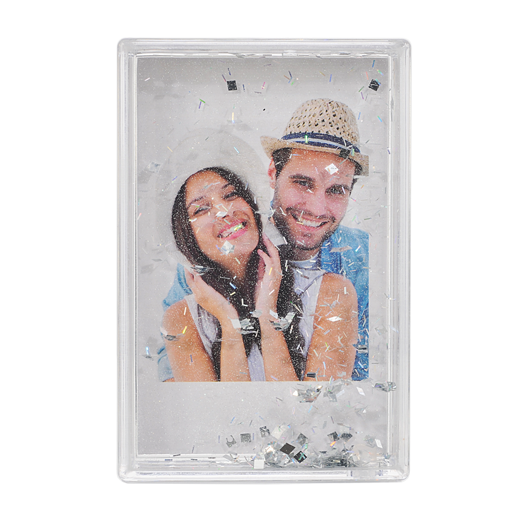 Ein Fotorahmen mit einem Paar darin, gefüllt mit Glitzer.