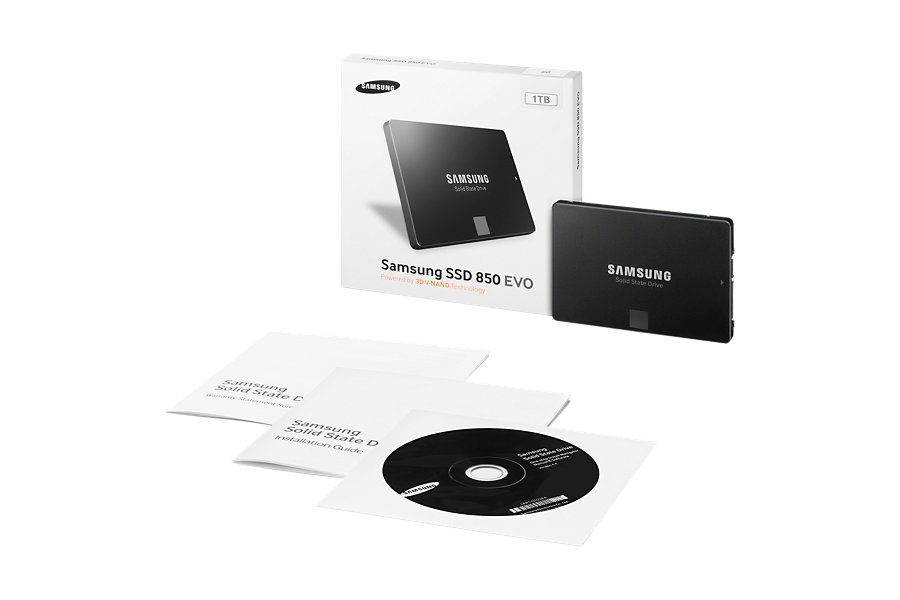 Egy SSD, doboz és kiegészítők fehér alapon. Az SSD fekete. A dobozon szöveg és a márkalogó.