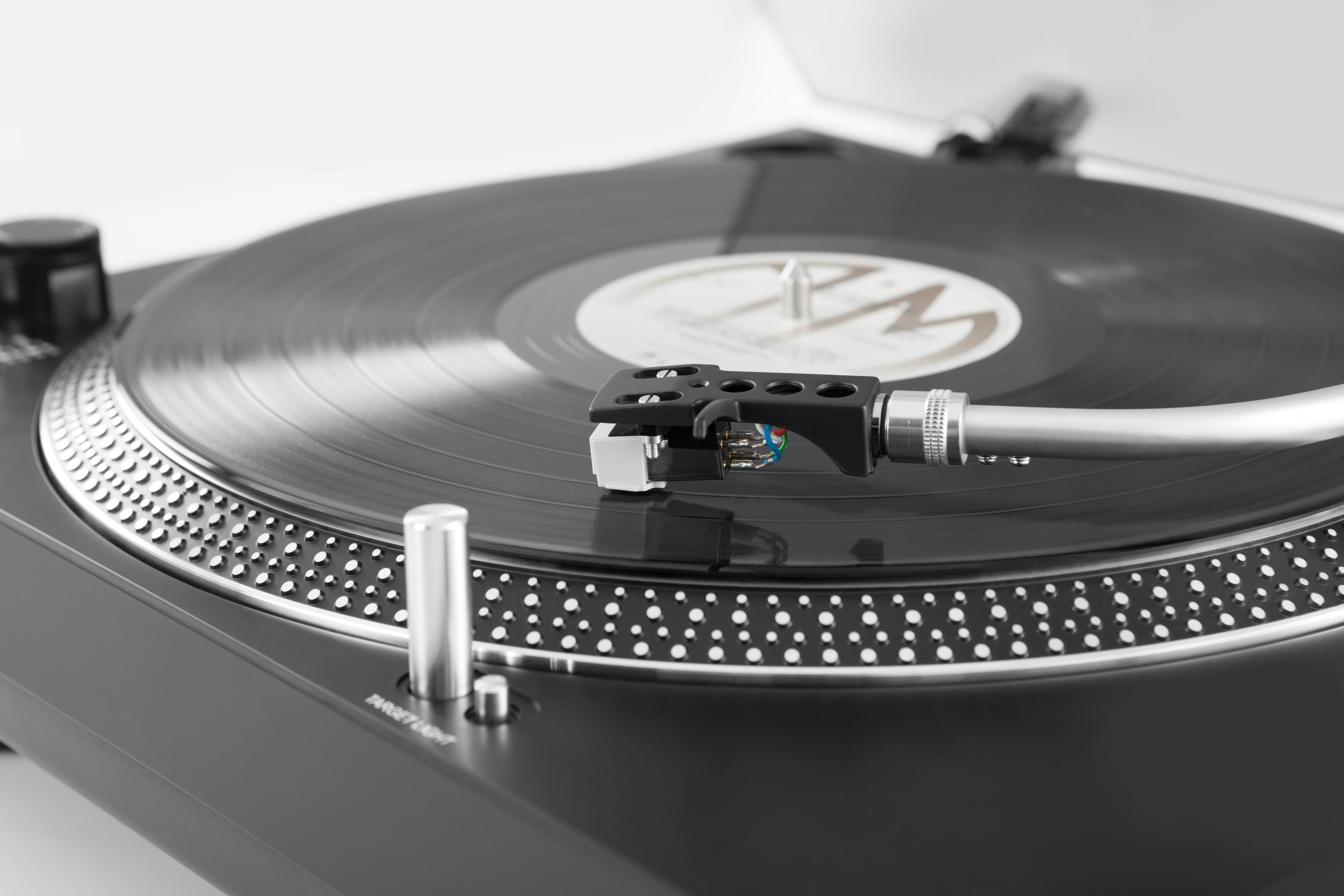 Nahaufnahme eines schwarzen Plattenspielers mit einer Vinylplatte.
