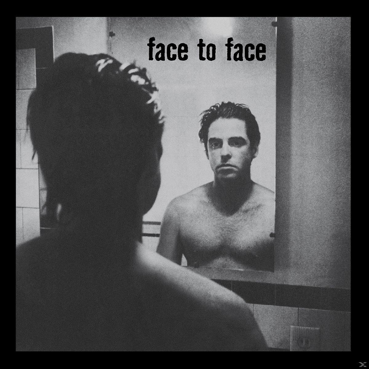 Spiegelbild zeigt einen Mann, der Text lautet 'face to face'.