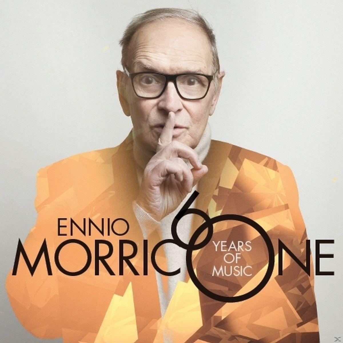 Porträt von Ennio Morricone mit Finger auf den Lippen. Oranger Hintergrund mit Text und Formen.
