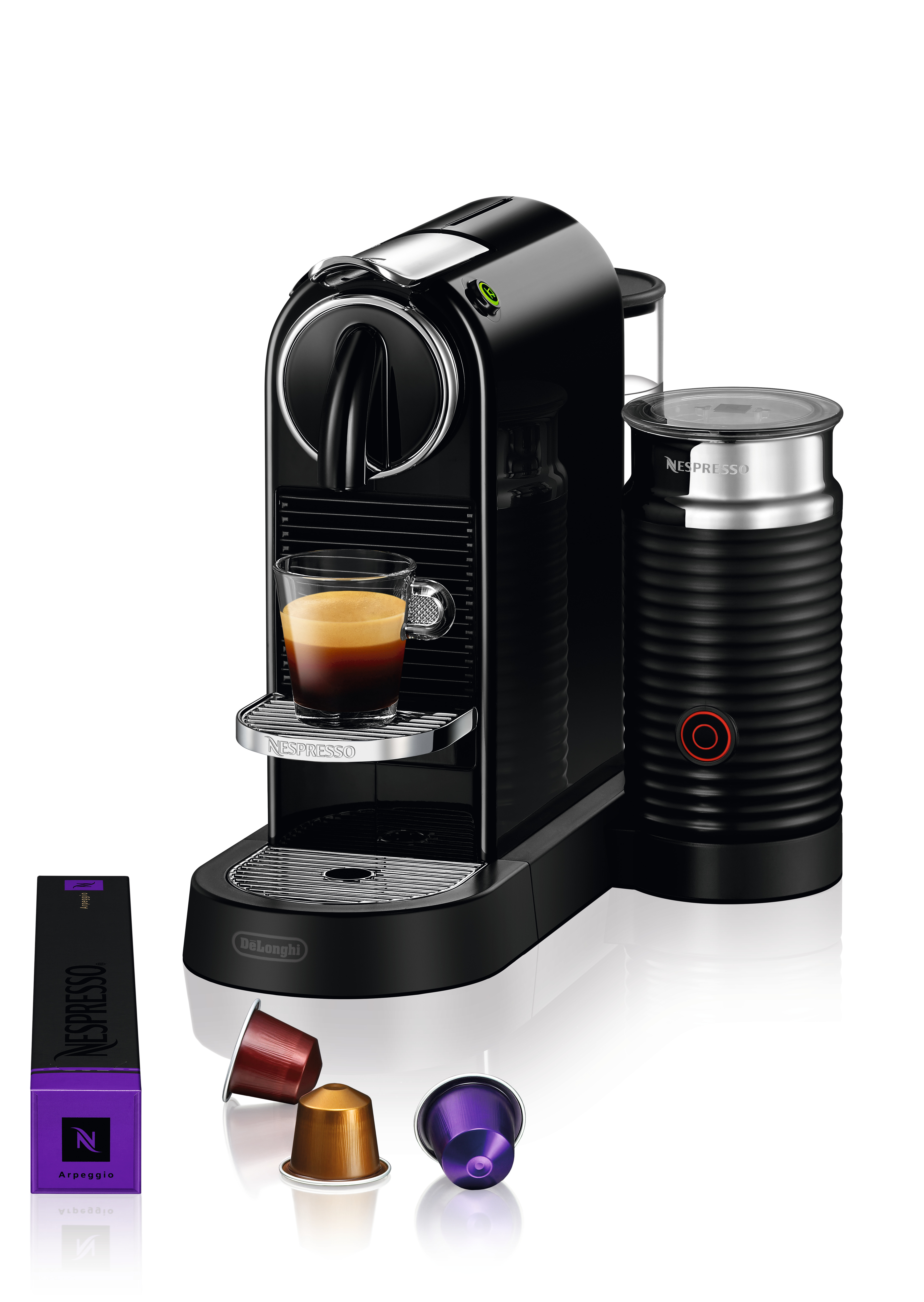 Una macchina da caffè Nespresso nera con un bicchiere di caffè, capsule e un montalatte.