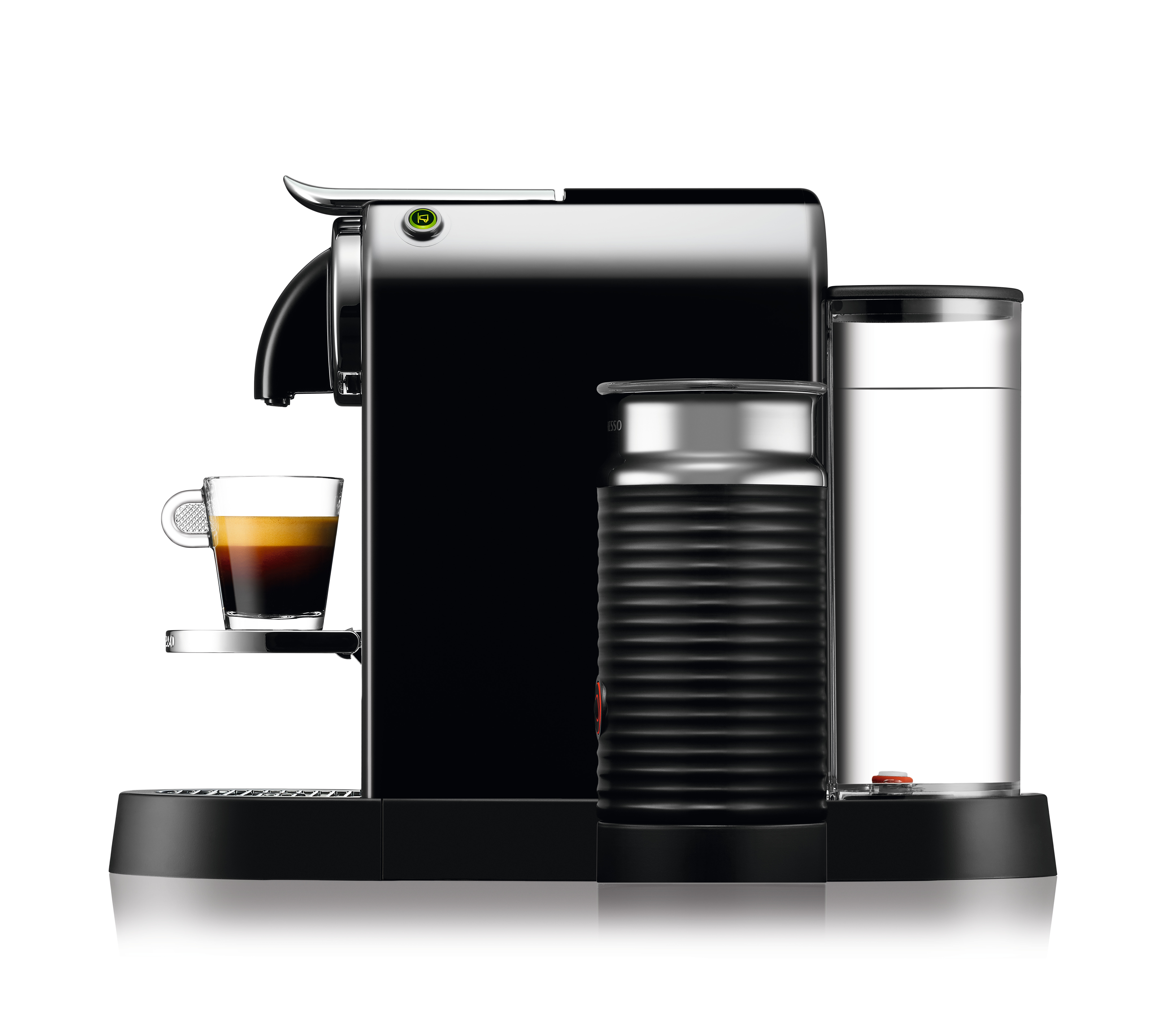 Una macchina Nespresso nera con una tazza di caffè su un piccolo supporto, un montalatte e acqua.
