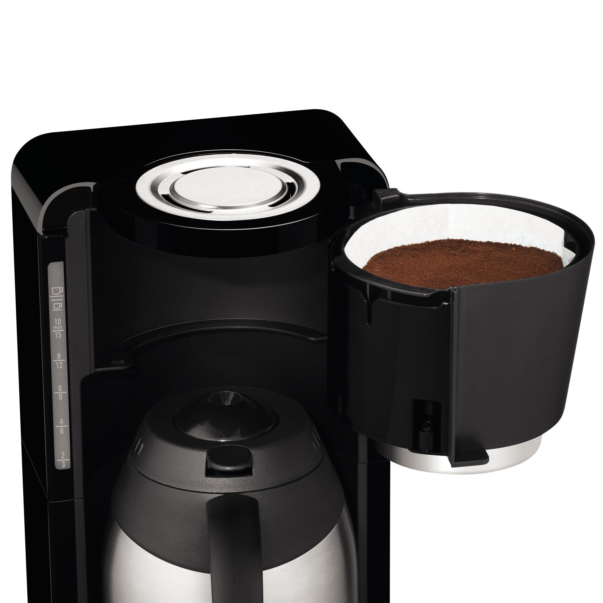 Schwarze Kaffeemaschine mit Kaffeefilter, gefüllt mit Kaffeepulver, und Edelstahlkanne.
