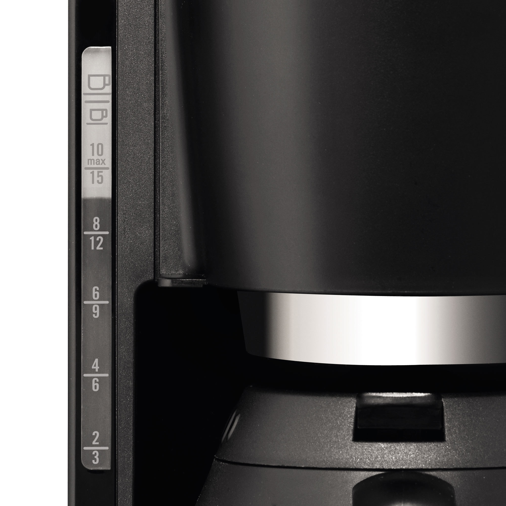 Nahaufnahme eines schwarzen Kaffeeautomaten mit Wasserstandsanzeigen. Weiße Markierungen.