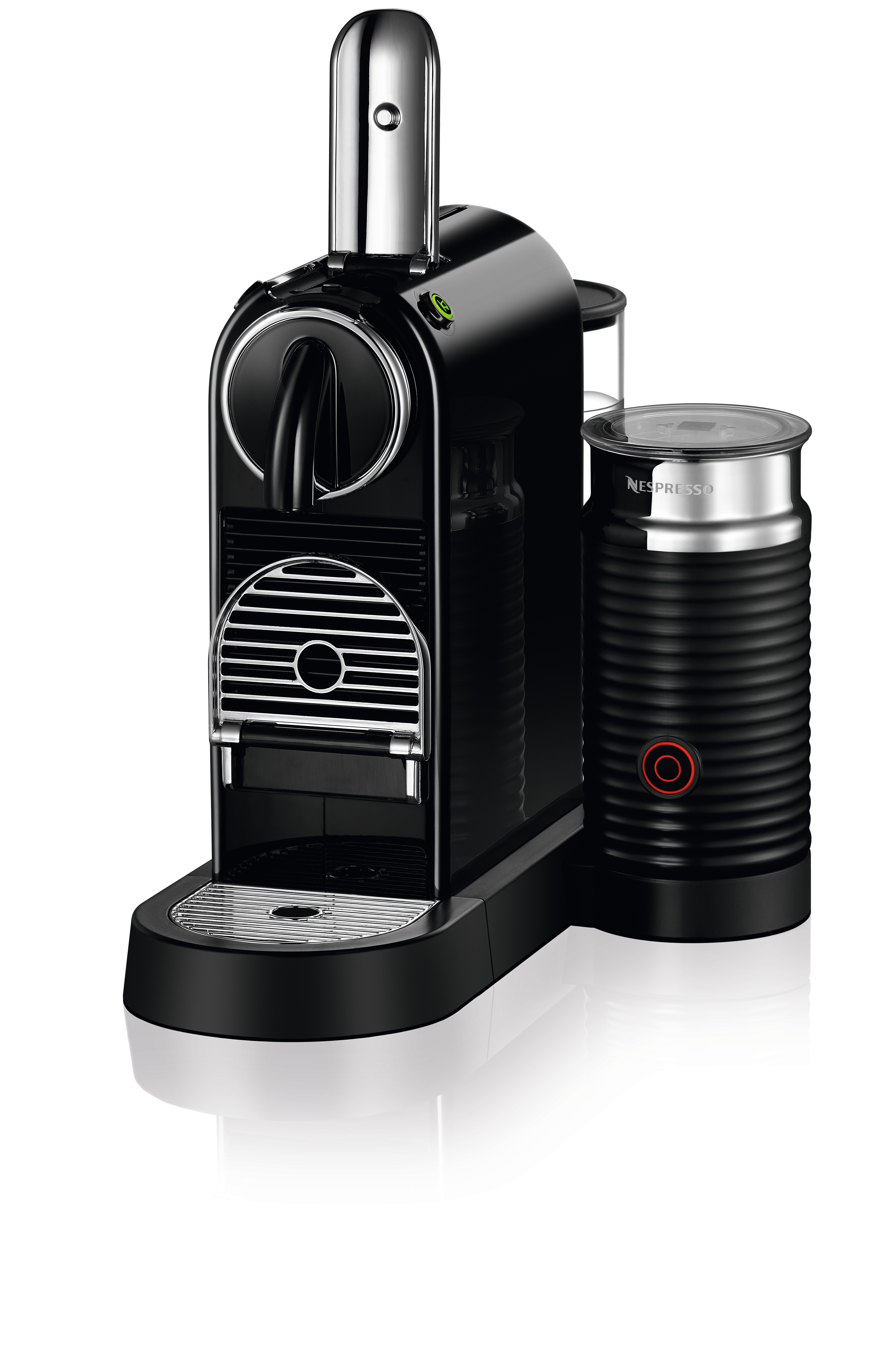 Macchina Nespresso nera con montalatte su sfondo bianco.