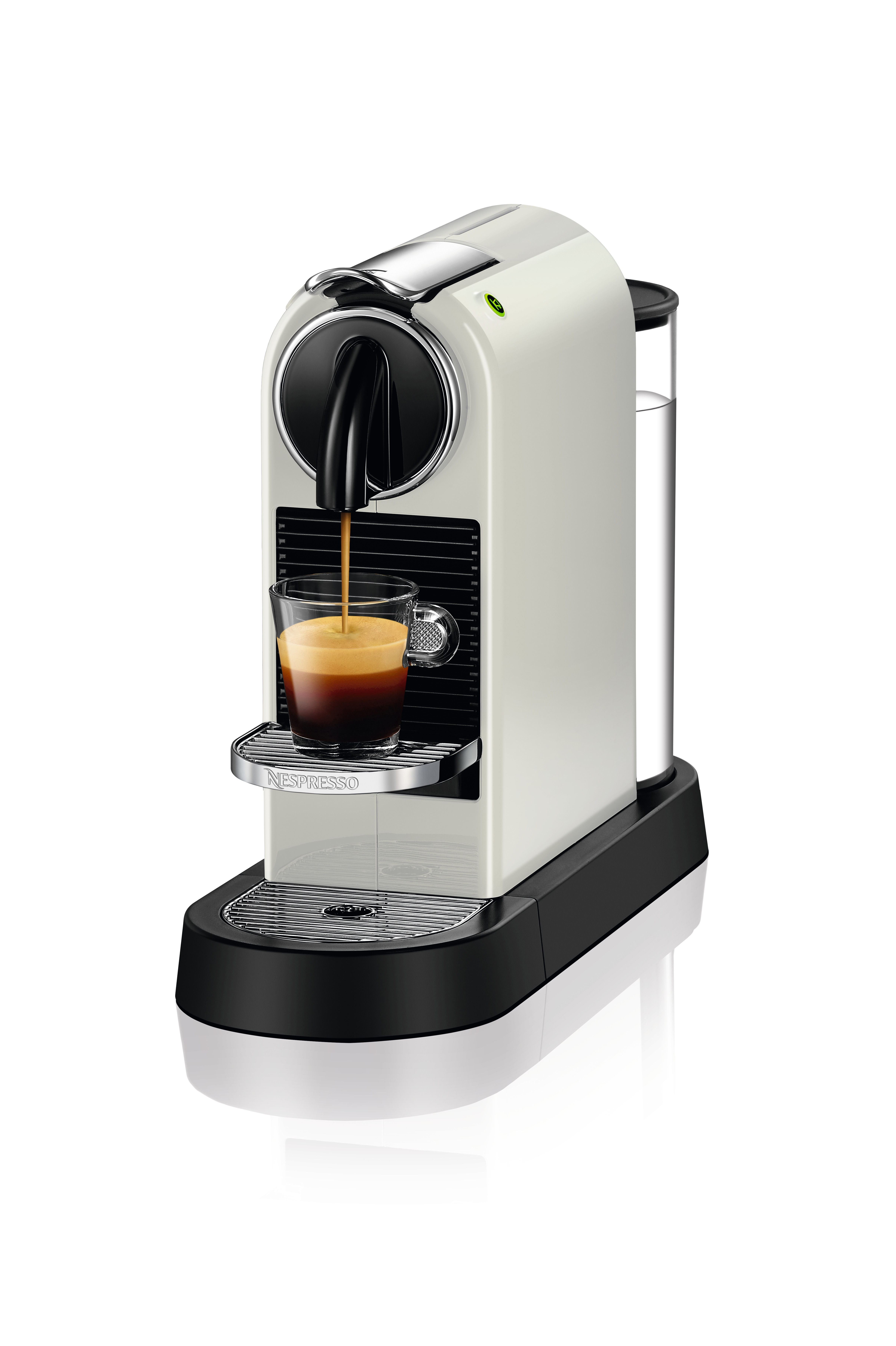 Nespresso-Maschine, weiß und schwarz, mit Kaffee, der in ein Glas gegossen wird.