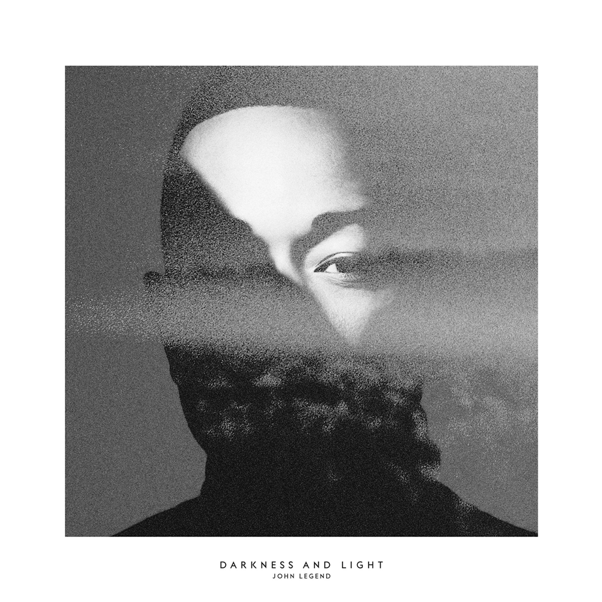 Schwarz-Weiß-Porträt. Teilweise verdecktes Gesicht eines Mannes, ein Auge sichtbar. Der Titel 'Darkness and Light' steht darunter.