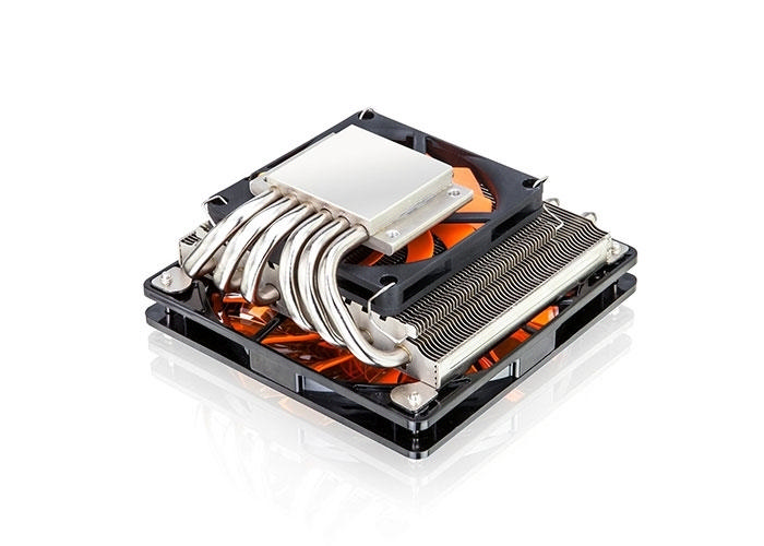 Bakır ısı borularına ve turuncu bir fana sahip bir bilgisayar CPU soğutucusu, beyaz bir arka plan üzerinde.