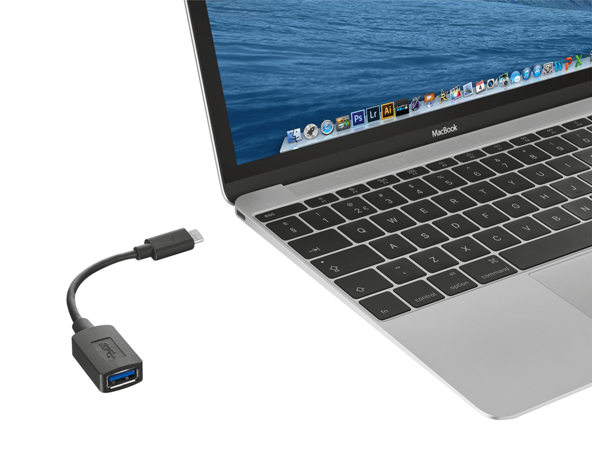 Laptop USB-C - USB adapterrel. A billentyűzet látható.