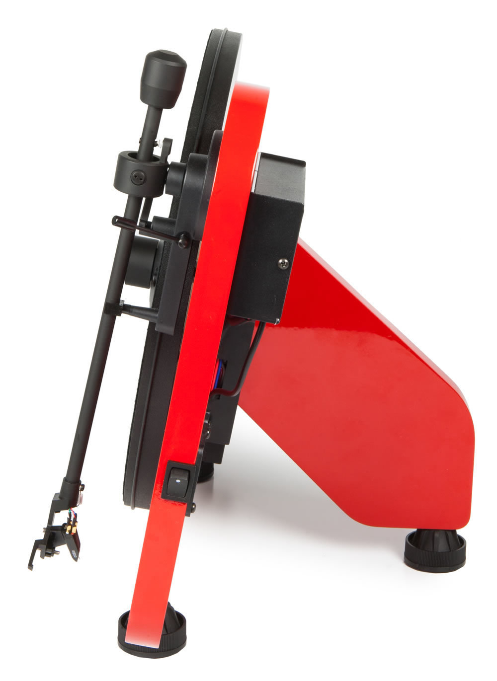 Rotes und schwarzes Gerät mit roter Basis, schwarzem Arm und schwarzen Komponenten auf weißem Hintergrund.