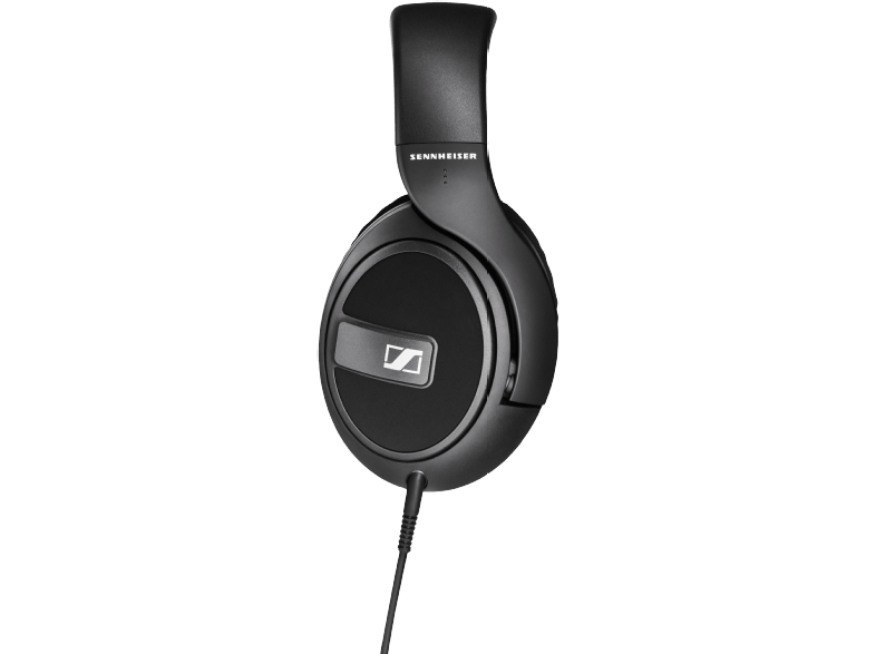 Fekete Sennheiser fejhallgató, oldalsó nézet, lefelé futó kábellel.