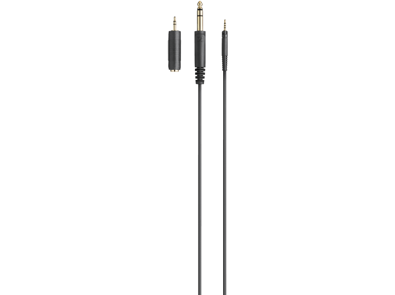 Fekete audiokábel és két adapter. A kábelek fekete háttéren vannak.
