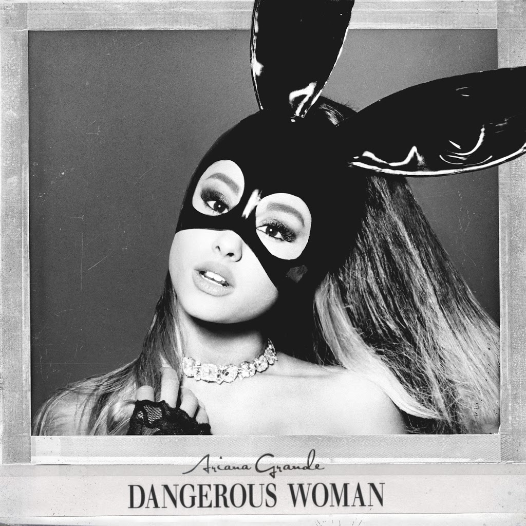 Ariana Grande met een zwart konijnenmasker en choker, monochrome foto met albumtitel.