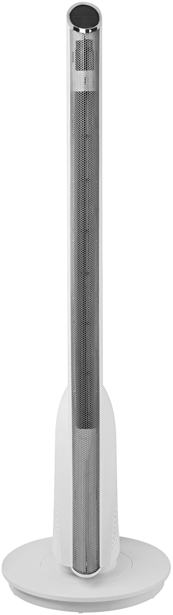 Ein hoher weißer Ventilator mit silbernem Gitter vorne. Er hat einen runden weißen Sockel und eine silberne Oberseite.