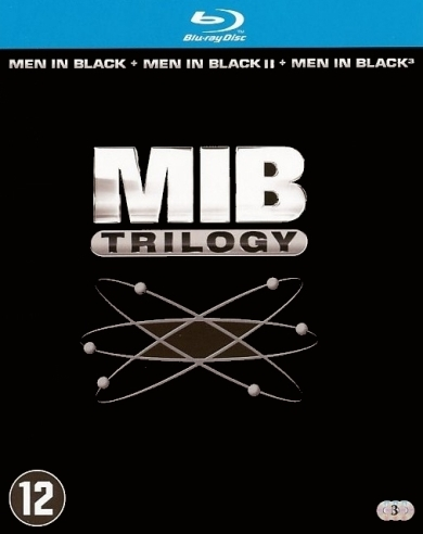 Blu-ray boxset van de Men in Black trilogie. Het heeft een zwarte achtergrond met de filmtitel.